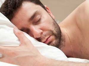 При легкой форме апноэ сна иногда достаточно сменить образ жизни и привыкнуть спать на боку