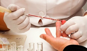 Общий анализ крови позволяет установить уровень гемоглобина и количество эритроцитов